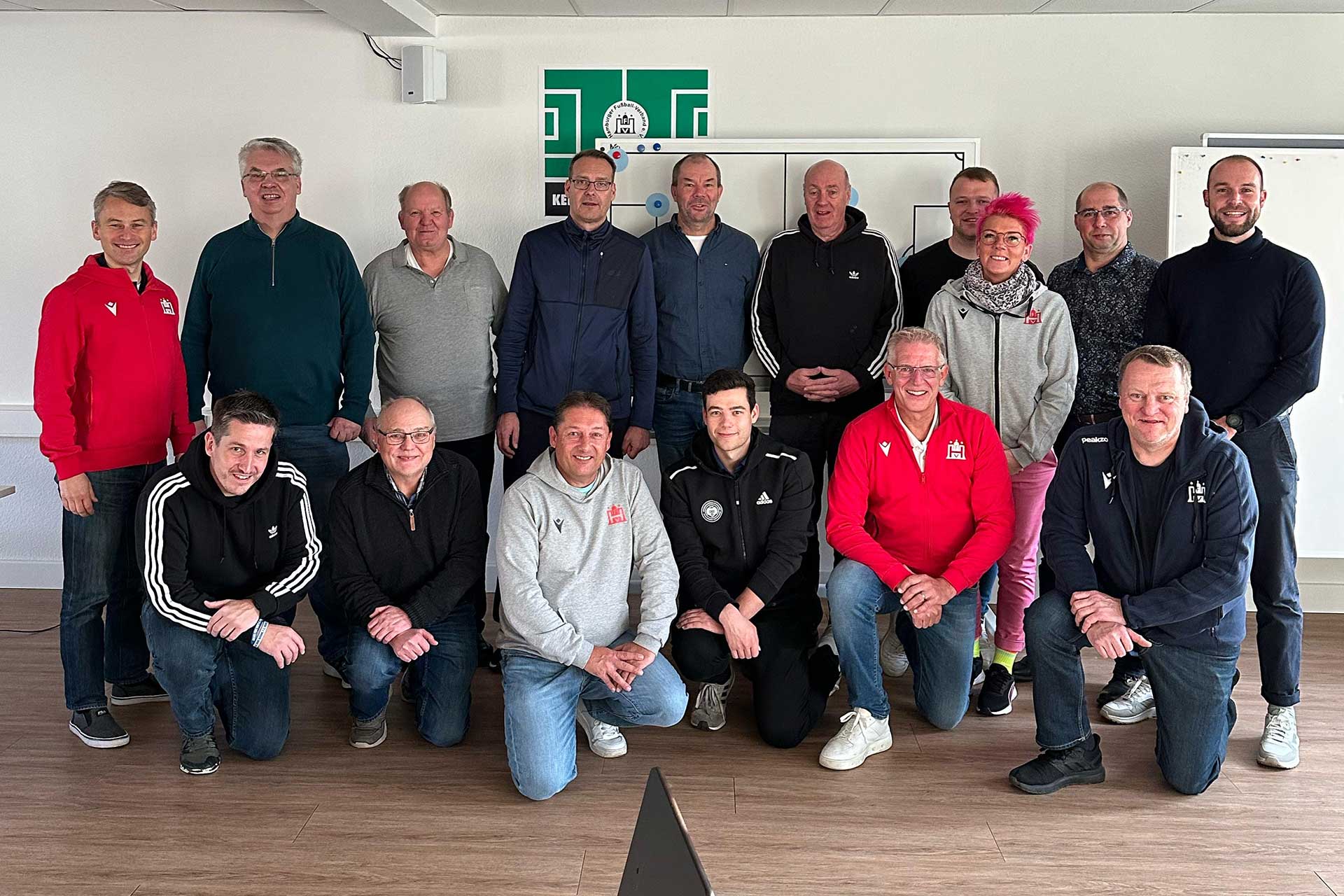 Gruppenfoto vom Besuch der AG Spielbetrieb beim Hamburger Fußballverband im Oktober 2023
