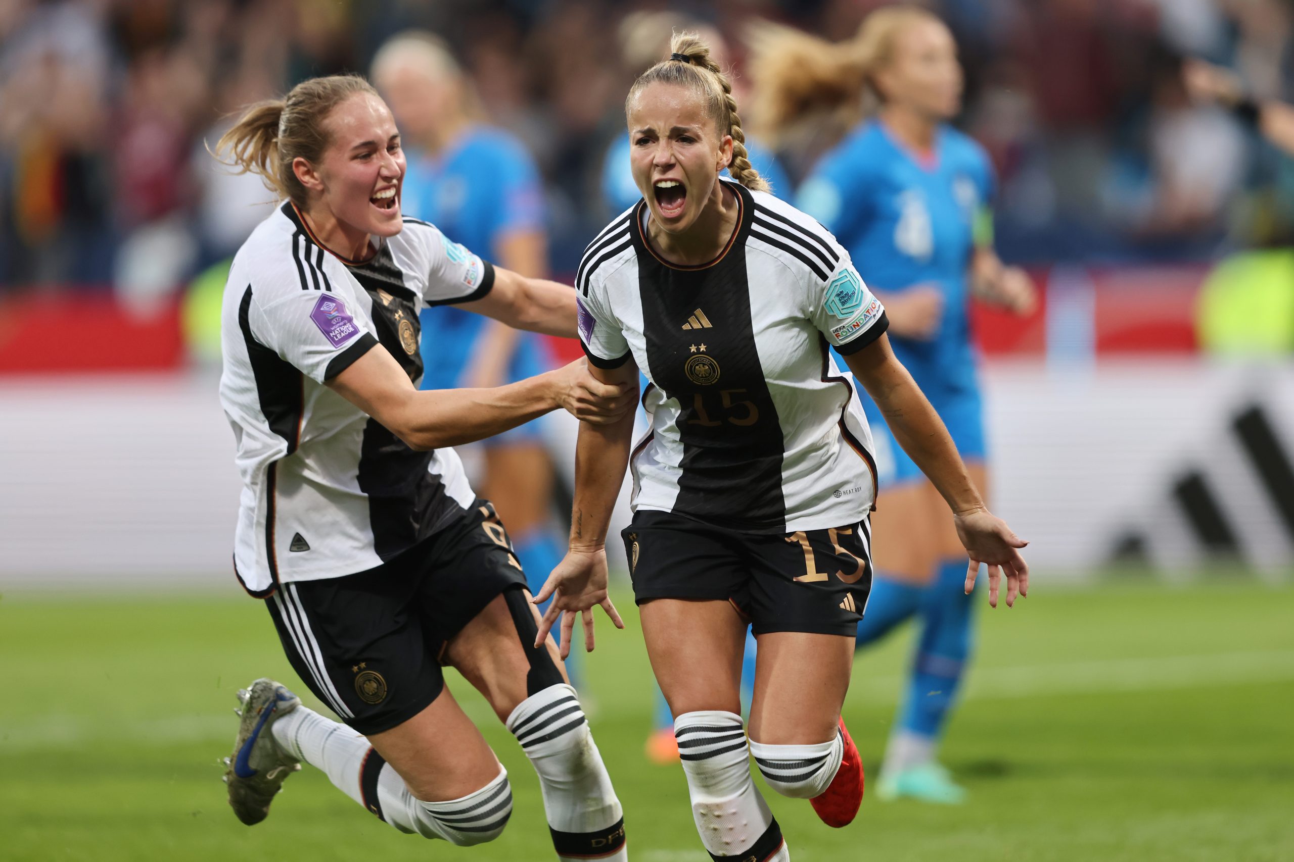 Giulia Gwinn jubelt über ein Tor