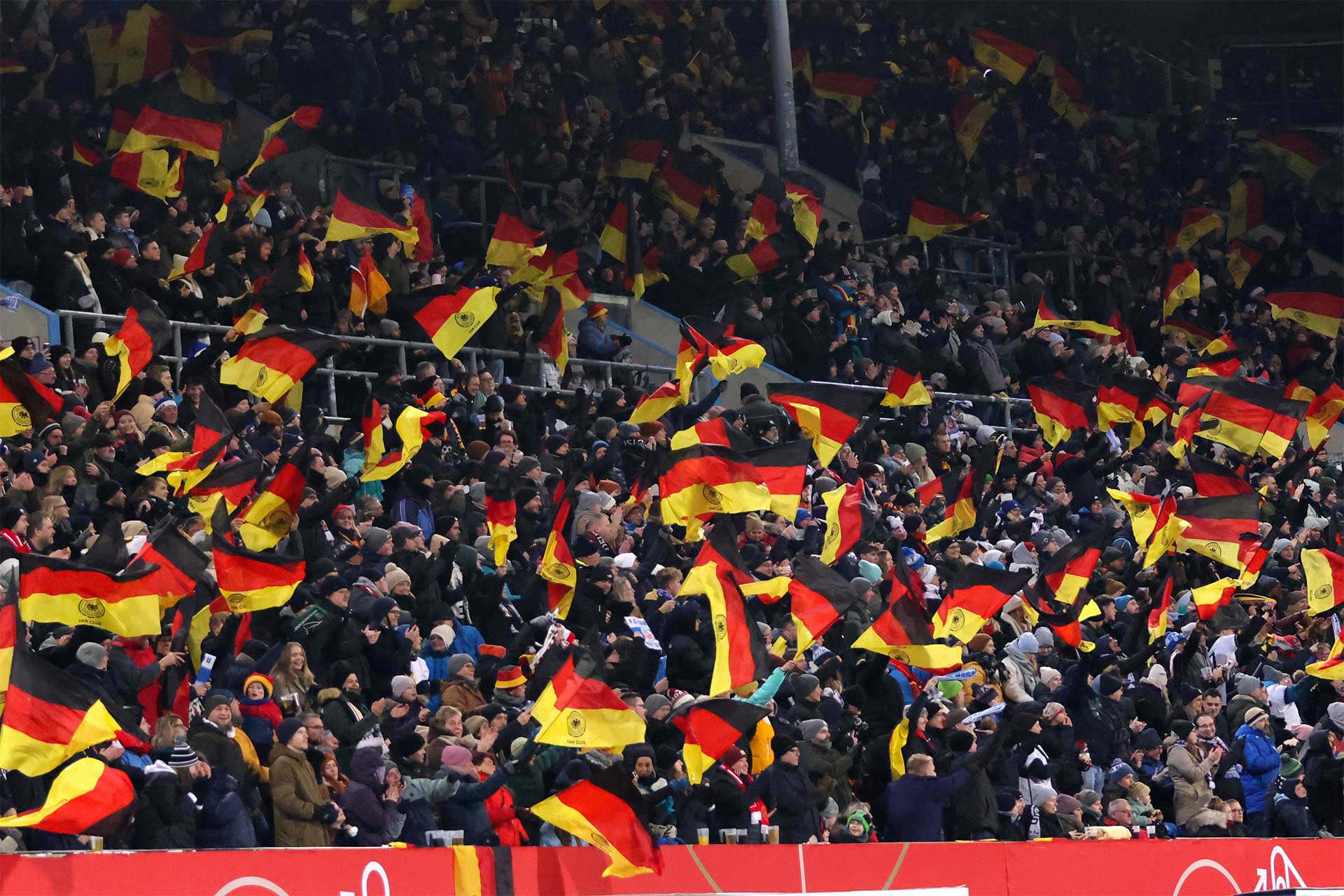 Fans der DFB-Frauen im Ostseestadion