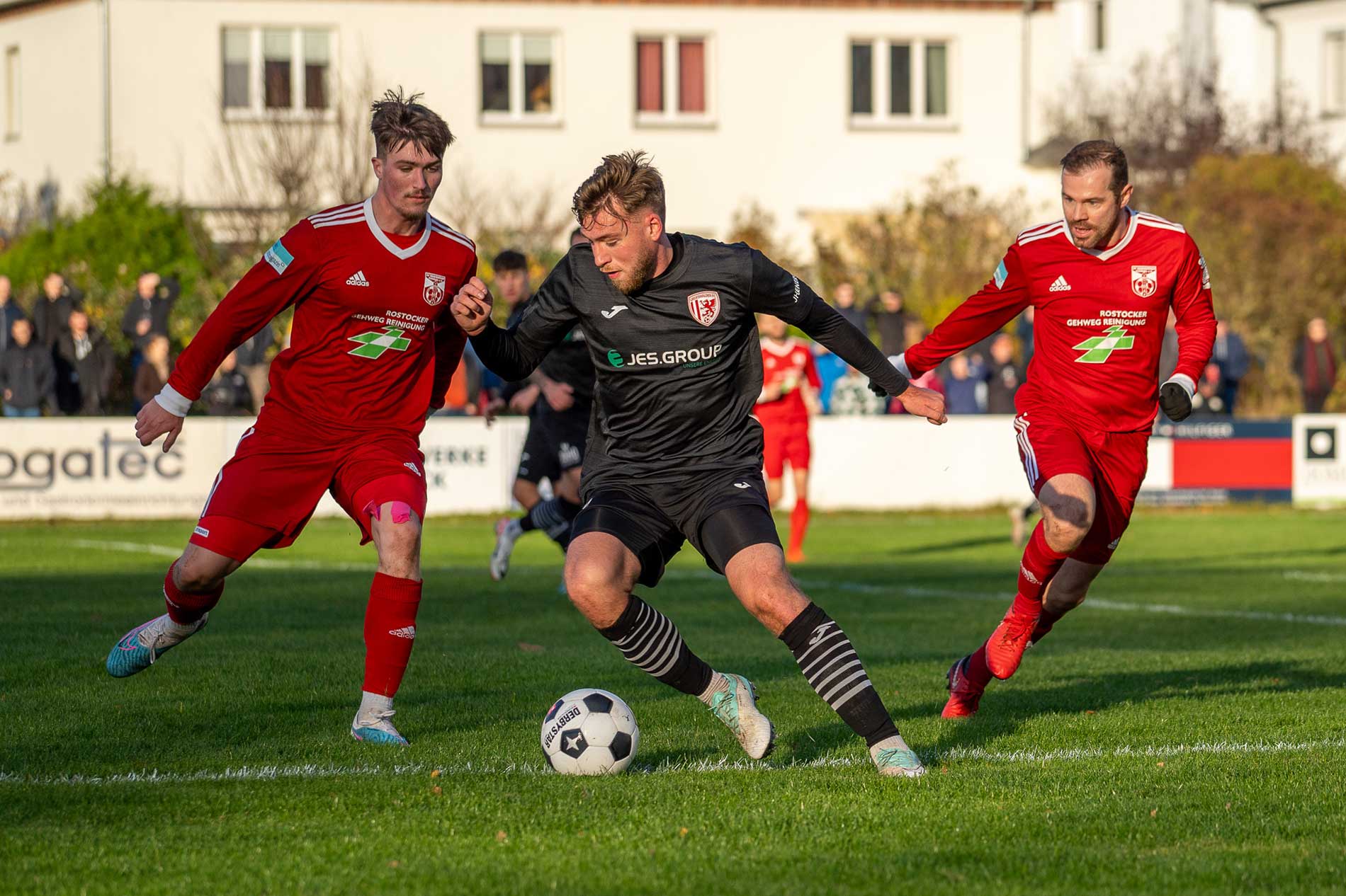 Szene aus dem Achtelfinalspiel SV Warnemünde gegen Greifswalder FC.