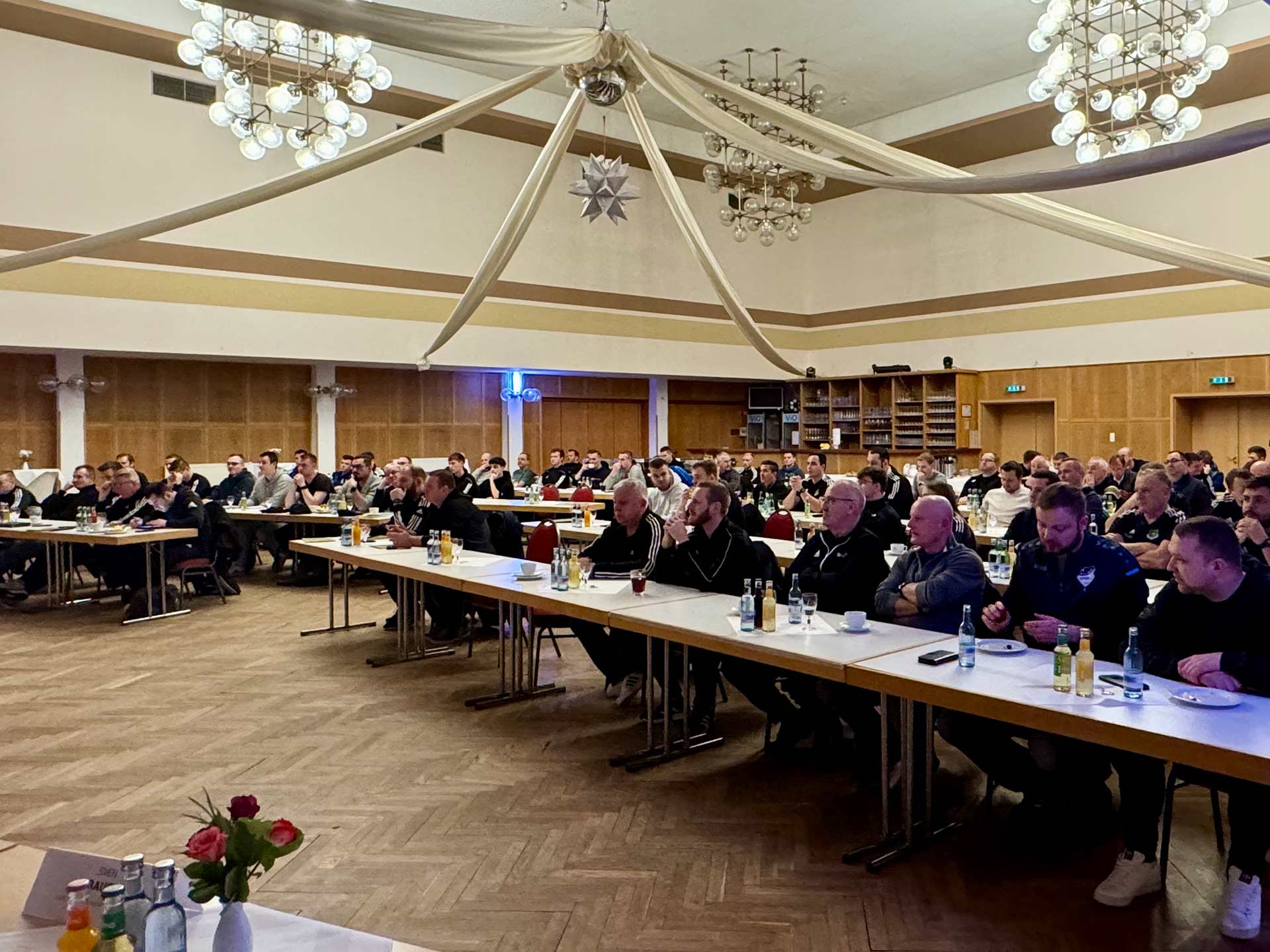 Die Teilnehmenden lauschten den Inhalten der der verschiendenen Tagesordnungspunkte um Laufe der Veranstaltung aufmerksam.